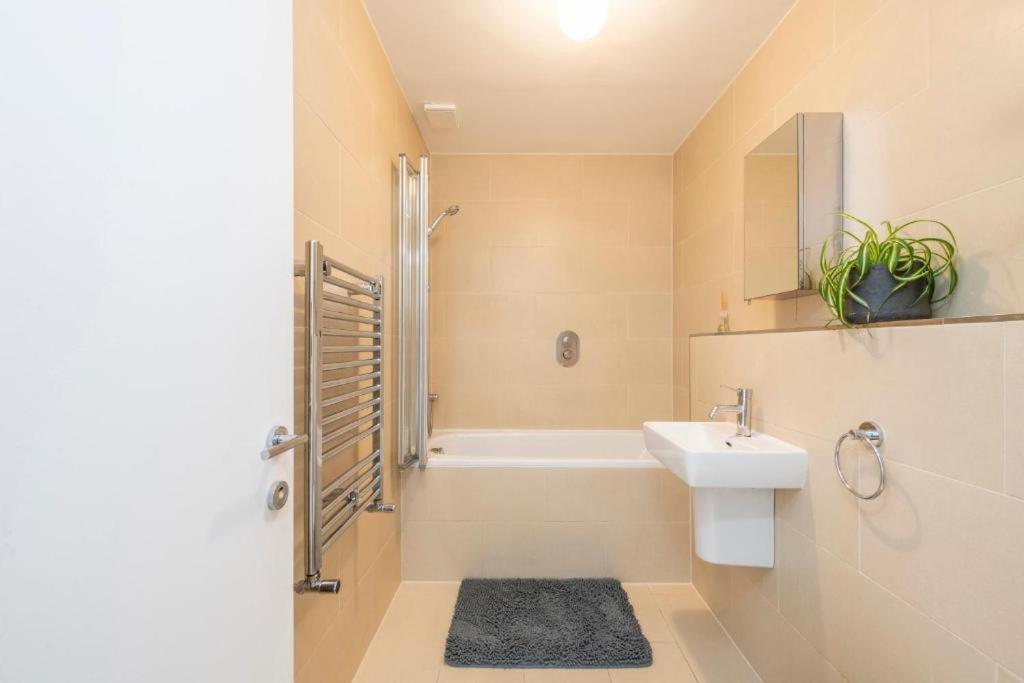 Luxury 4 Bedroom Flat With Stunning Shard View From Terrace In Central London! Next To Station, Sleeps 9 Phòng bức ảnh