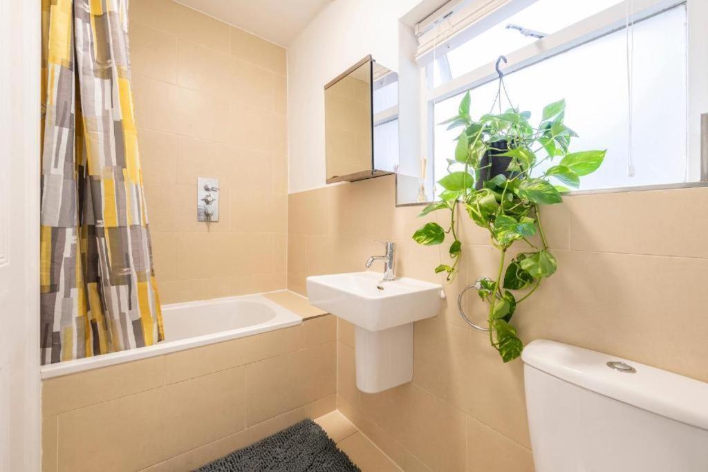 Luxury 4 Bedroom Flat With Stunning Shard View From Terrace In Central London! Next To Station, Sleeps 9 Phòng bức ảnh